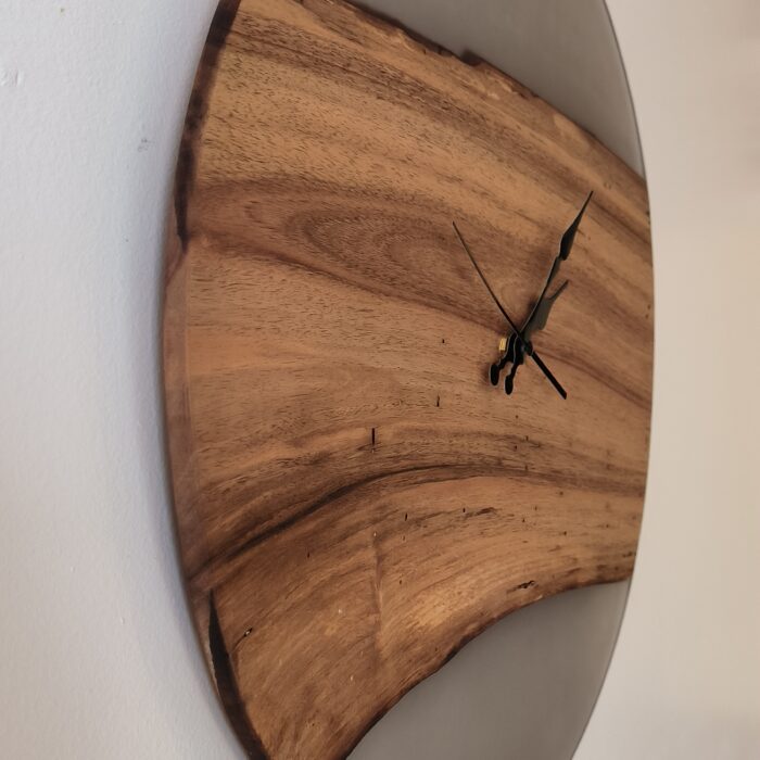 Horloge en noyer