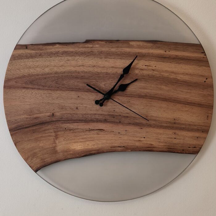 Horloge en noyer